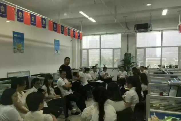 家人們開展學(xué)習(xí)探討活動。 